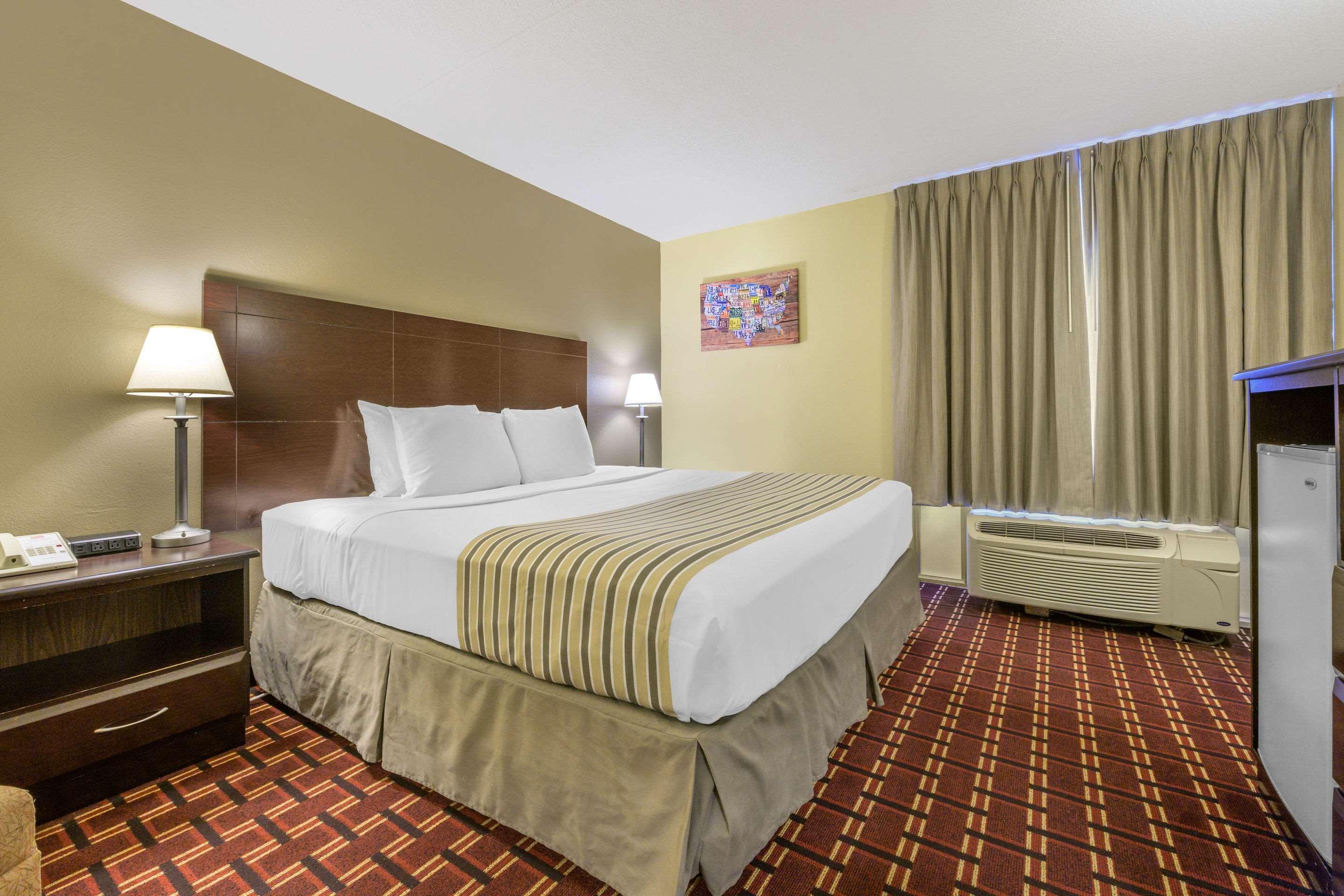 Econo Lodge Inn & Suites Triadelphia - Wheeling Exterior photo