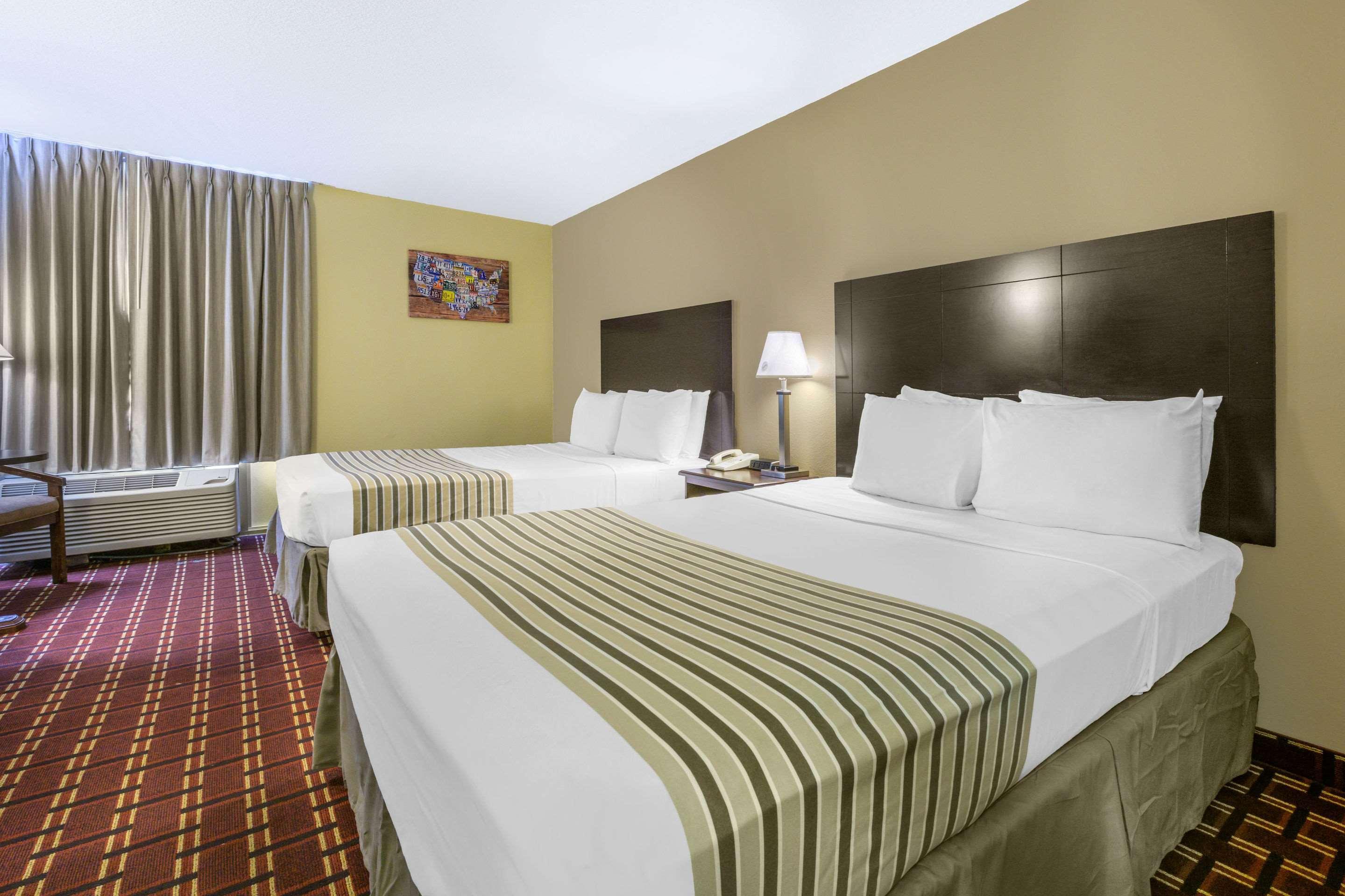 Econo Lodge Inn & Suites Triadelphia - Wheeling Exterior photo