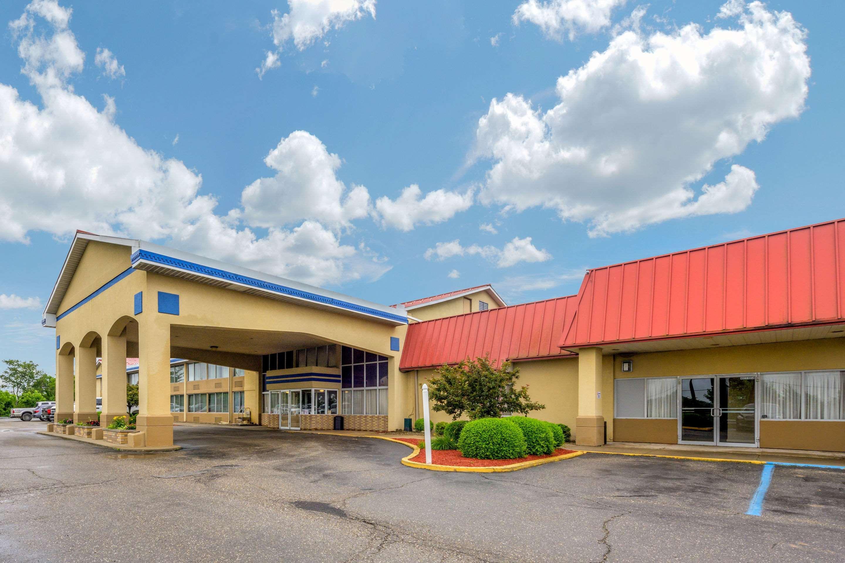 Econo Lodge Inn & Suites Triadelphia - Wheeling Exterior photo