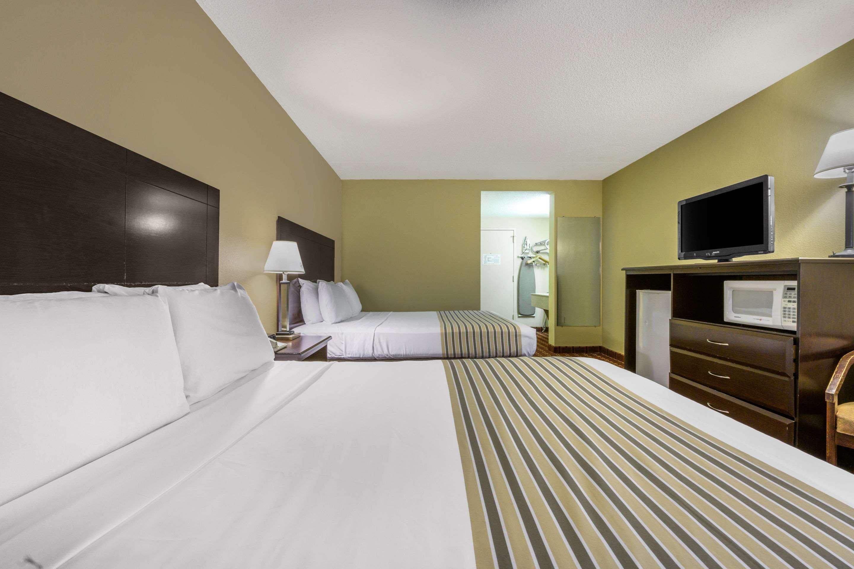 Econo Lodge Inn & Suites Triadelphia - Wheeling Exterior photo