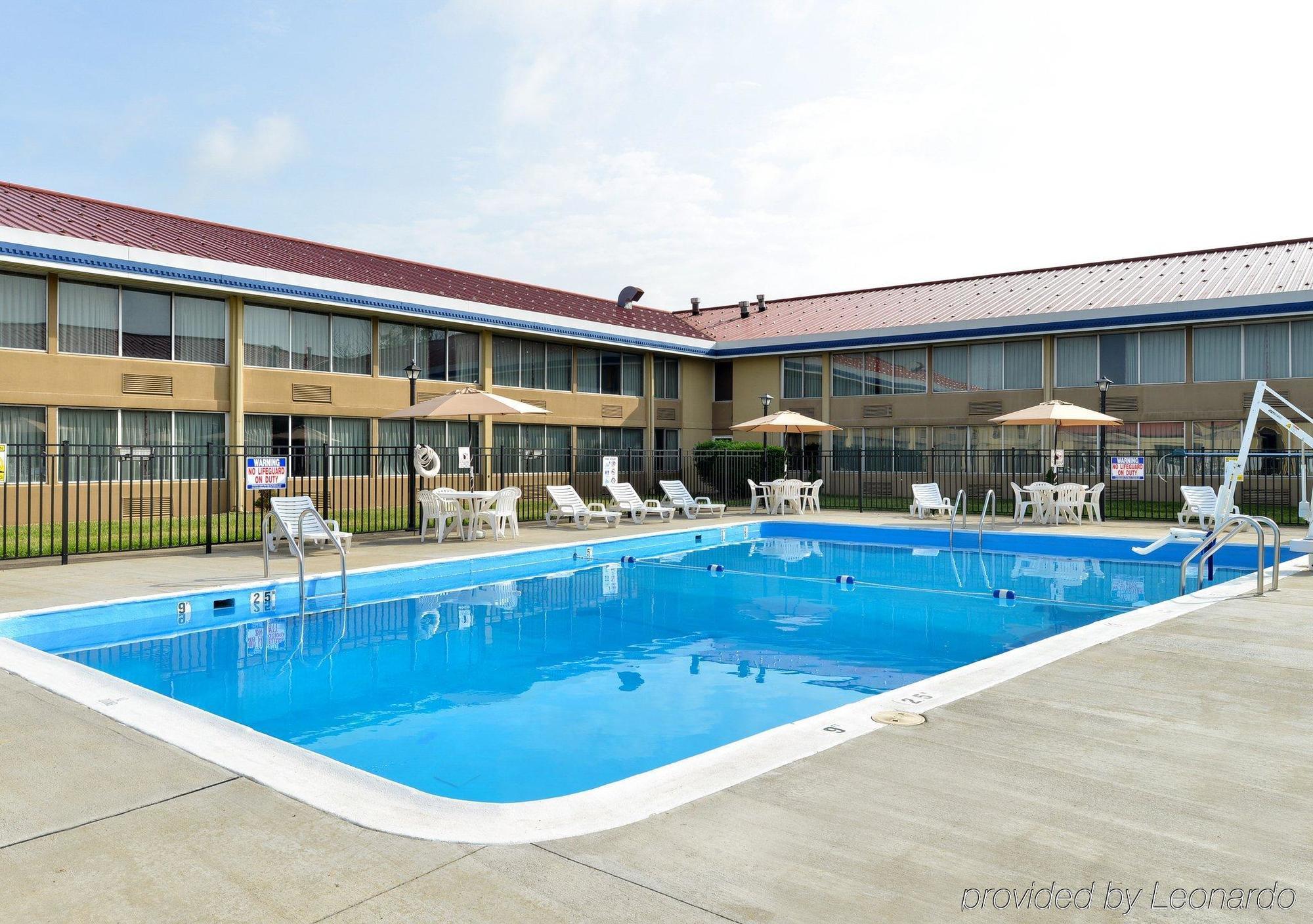 Econo Lodge Inn & Suites Triadelphia - Wheeling Exterior photo