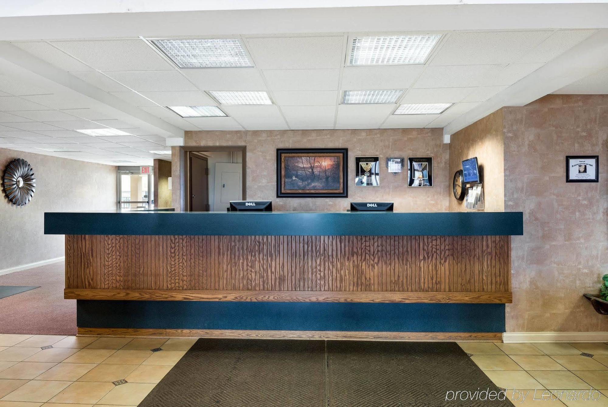 Econo Lodge Inn & Suites Triadelphia - Wheeling Exterior photo