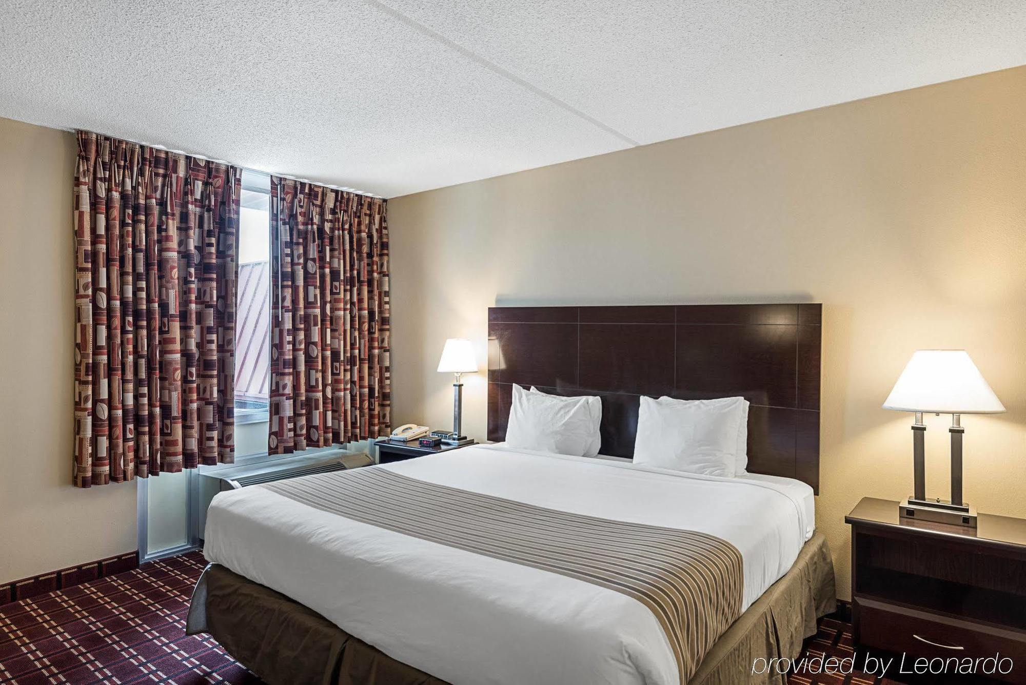 Econo Lodge Inn & Suites Triadelphia - Wheeling Exterior photo