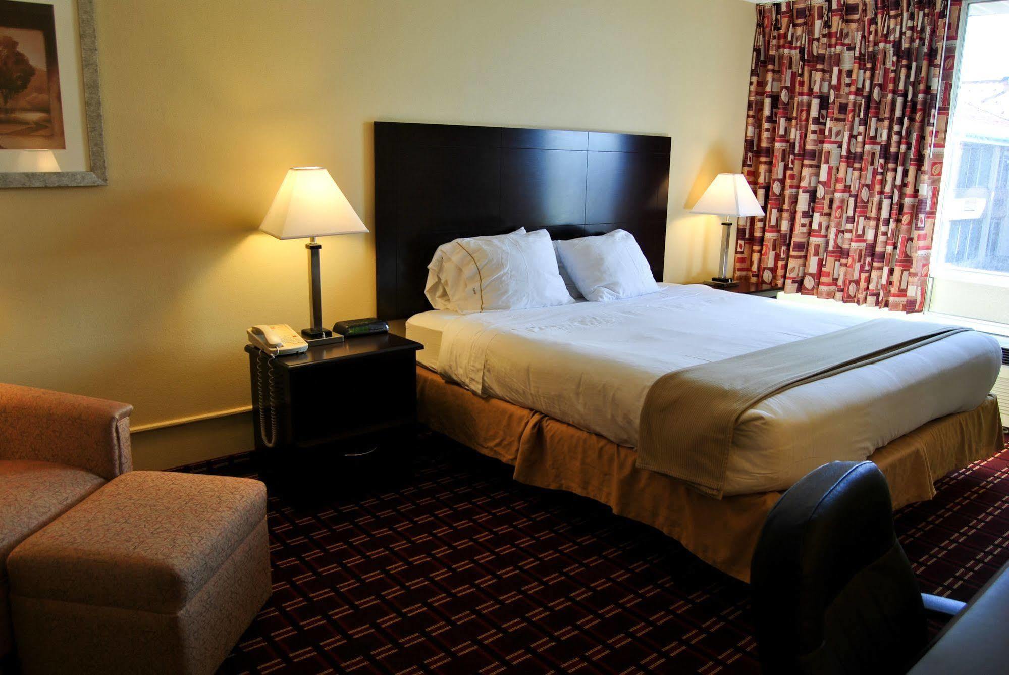 Econo Lodge Inn & Suites Triadelphia - Wheeling Exterior photo