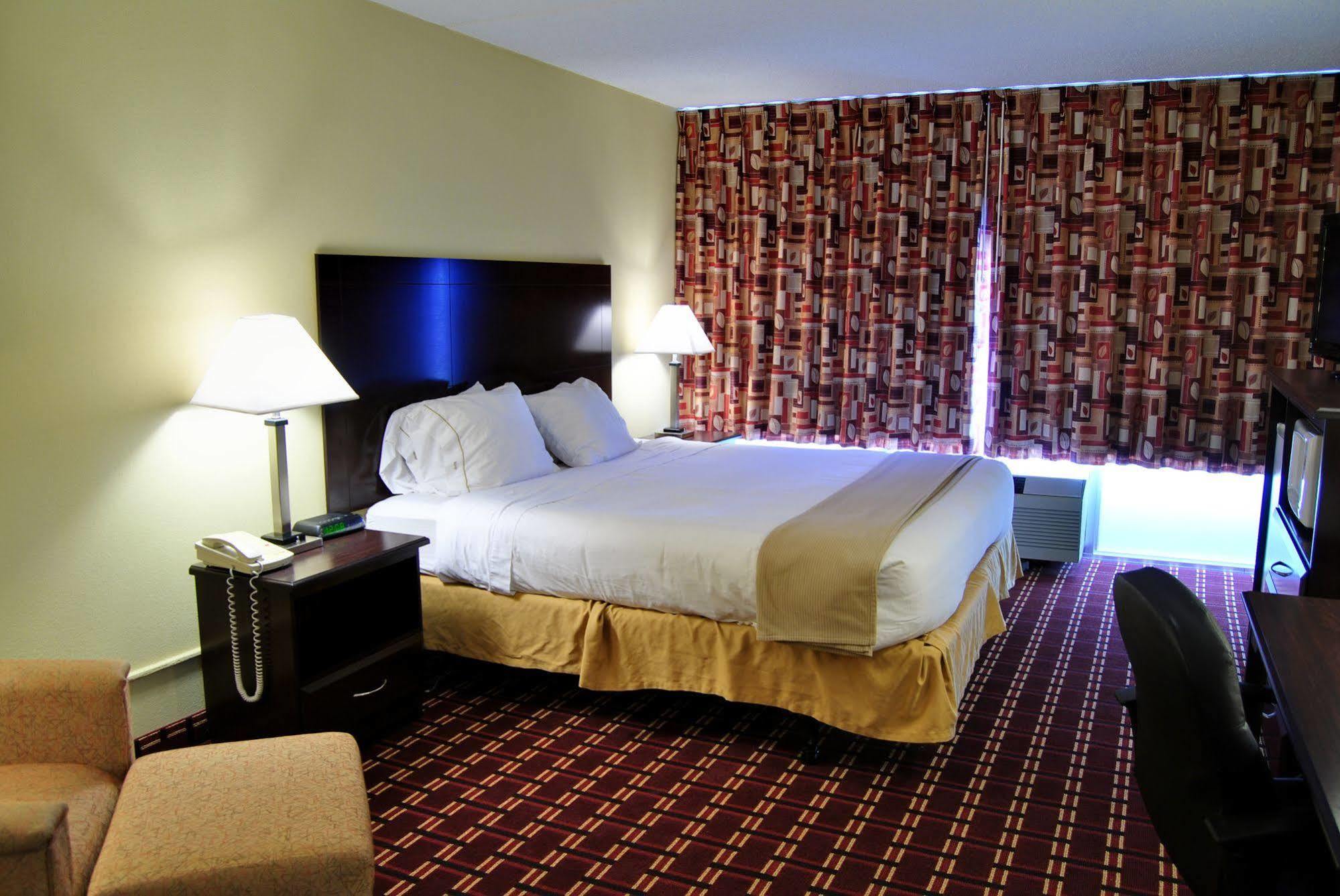 Econo Lodge Inn & Suites Triadelphia - Wheeling Exterior photo