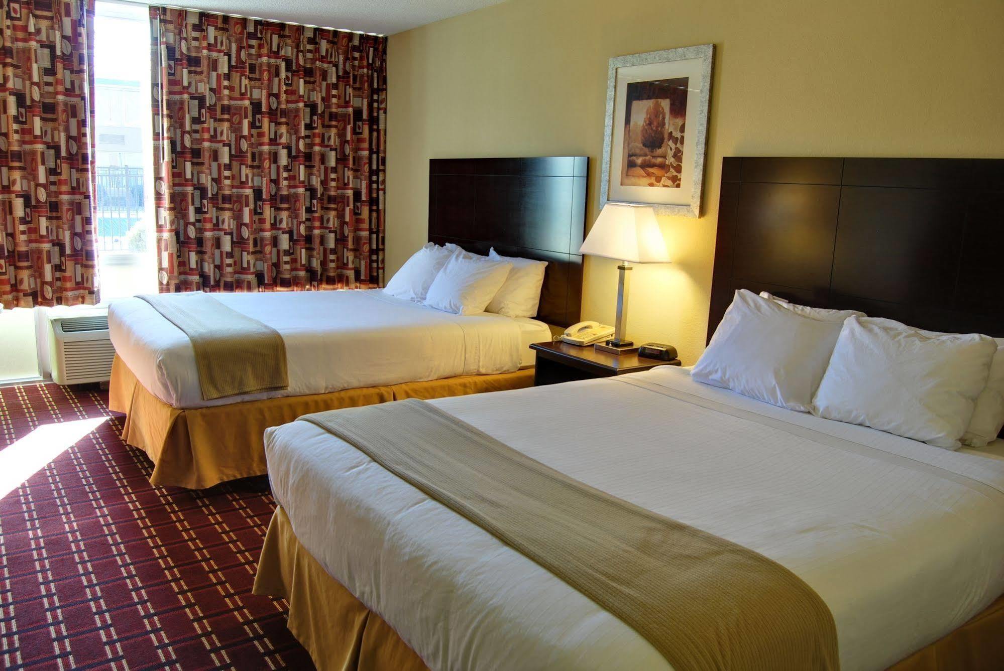 Econo Lodge Inn & Suites Triadelphia - Wheeling Exterior photo