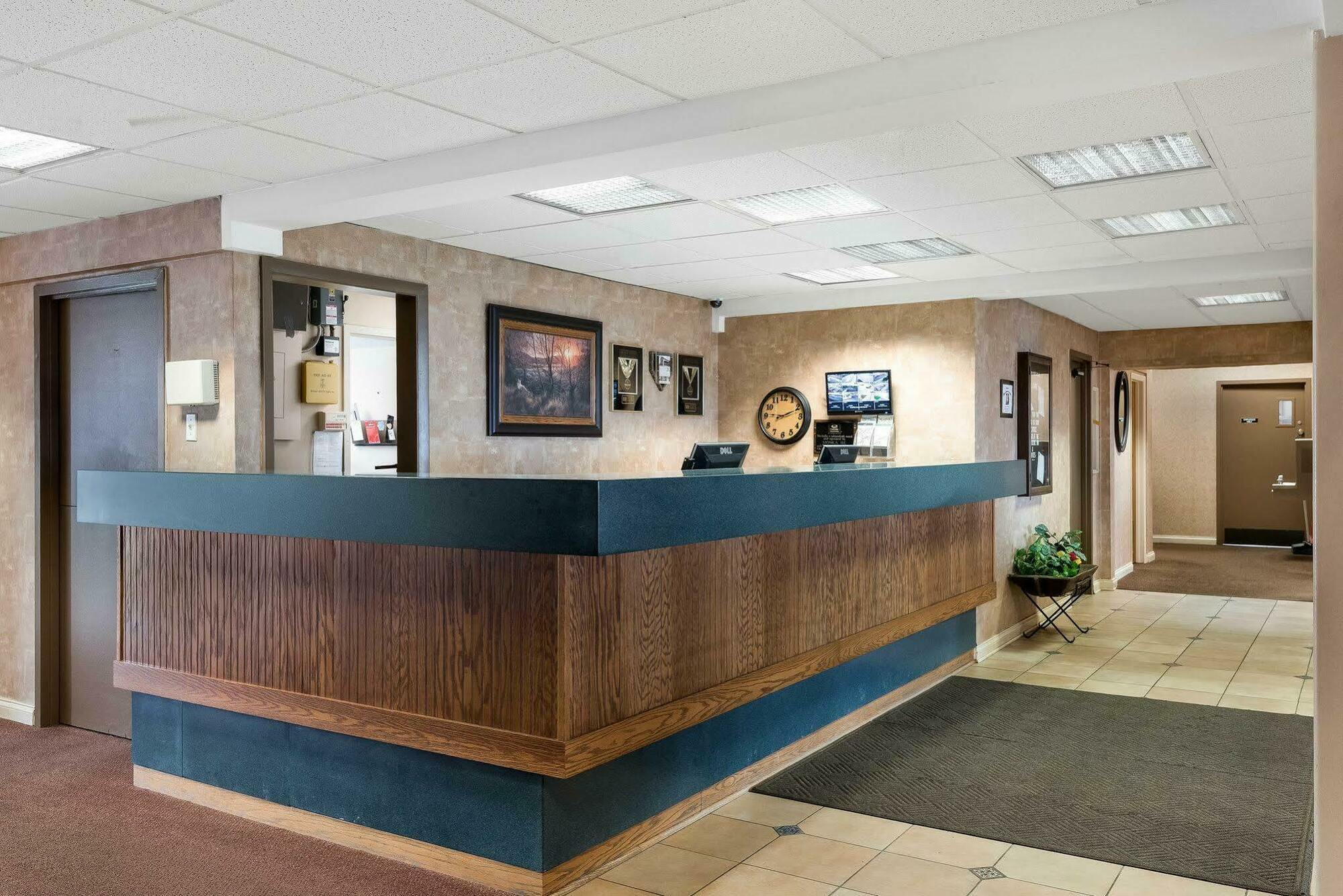 Econo Lodge Inn & Suites Triadelphia - Wheeling Exterior photo