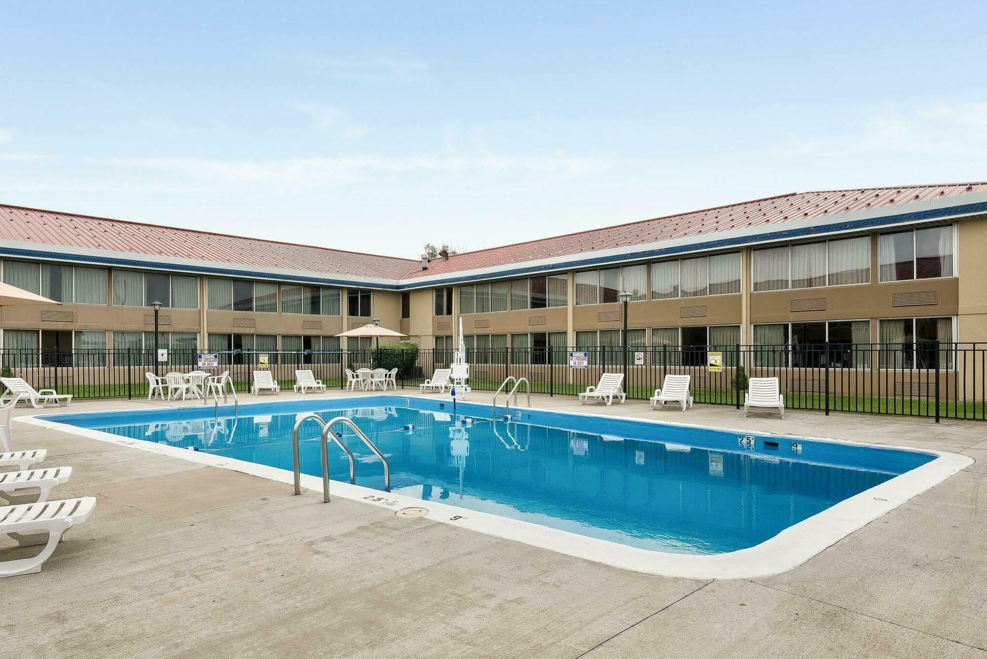 Econo Lodge Inn & Suites Triadelphia - Wheeling Exterior photo
